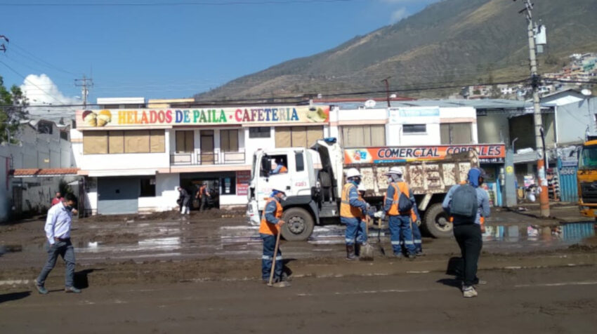 Perssonal del Municipio de Quito limpia las calles de Pomasqui, el 17 de septiembre de 2020.