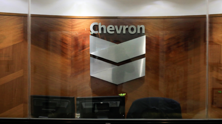 Estados Unidos autoriza a Chevron importar crudo venezolano