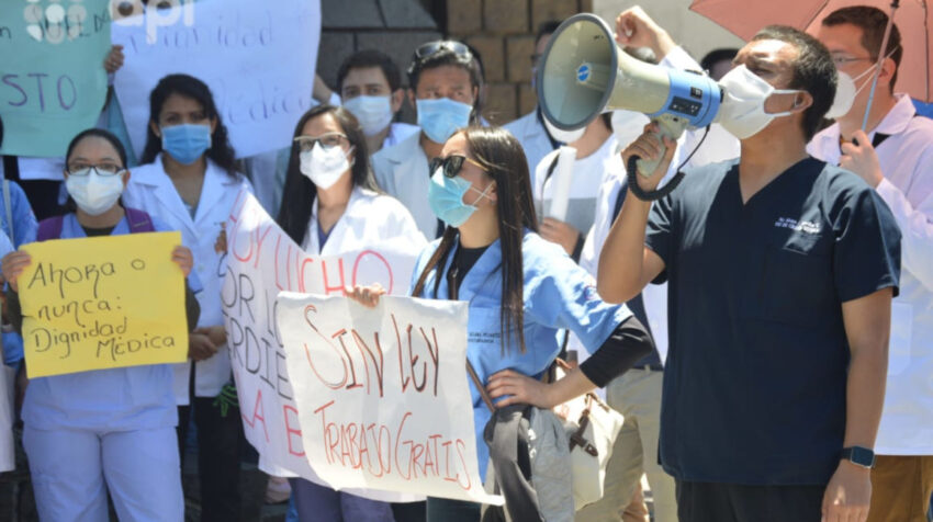 Protesta de los médicos posgradistas en el Centro Histórico de Cuenca, el 16 de septiembre de 2020.