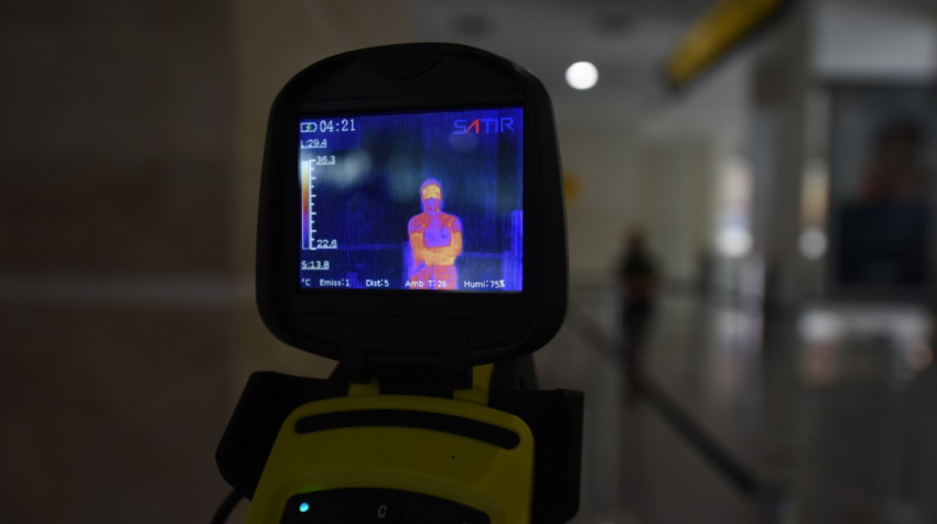 Todos los pasajeros en el aeropuerto de Guayaquil son observados por una cámara infrarroja.