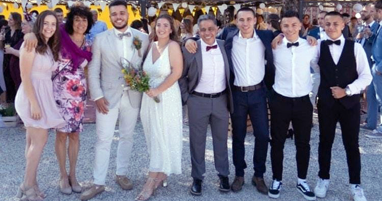 Manolo Rodas junto a su familia en el matrimonio de uno de sus hermanos, el 12 de julio de 2020.