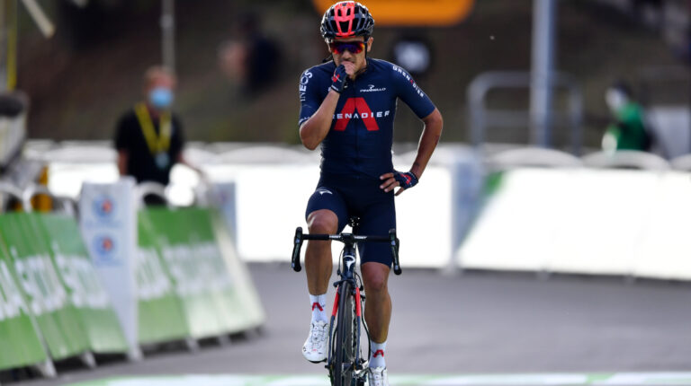 Richard Carapaz cruza la meta en segundo lugar en la Etapa 16 del Tour de Francia, el martes 15 de septiembre de 2020.