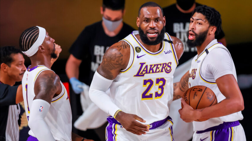 El alero de Los Angeles Lakers, LeBron James, junto a Kentavious Caldwel y Anthony Davis durante la primera mitad del quinto juego de playoffs de la Conferencia Oeste, este sábado 12 de septiembre de 2020.