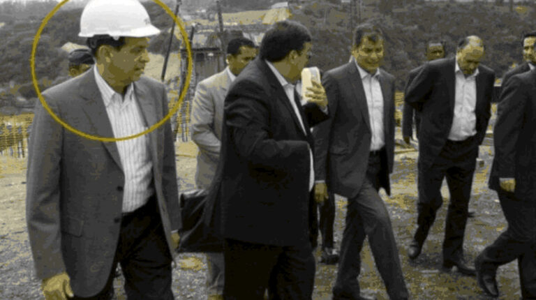 José Conceição Santos, exgerente de Odebrecht en Ecuador, junto al expresidente Correa en un recorrido de obras.
