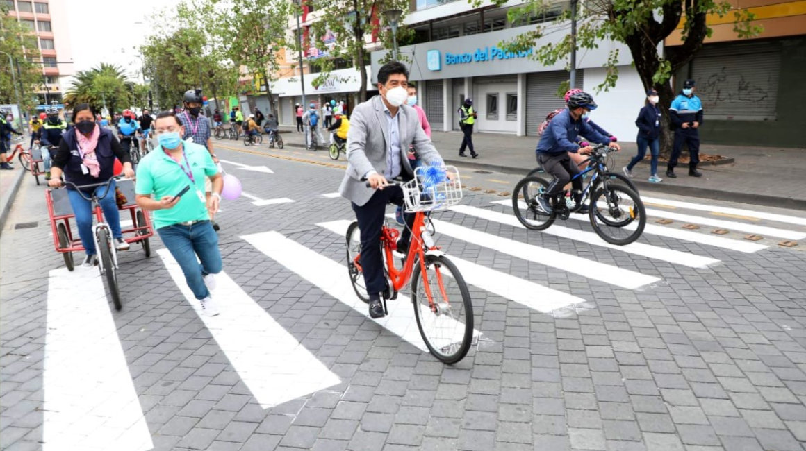El alcalde de Quito, Jorge Yunda, recorrió la Mariscal en bicicleta el 6 de septiembre de 2020.
