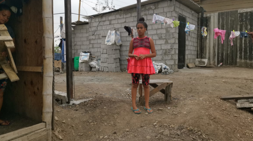 Una de las hijas de Pamela Chávez en los exteriores de su vivienda el pasado 11 de septiembre de 2020.