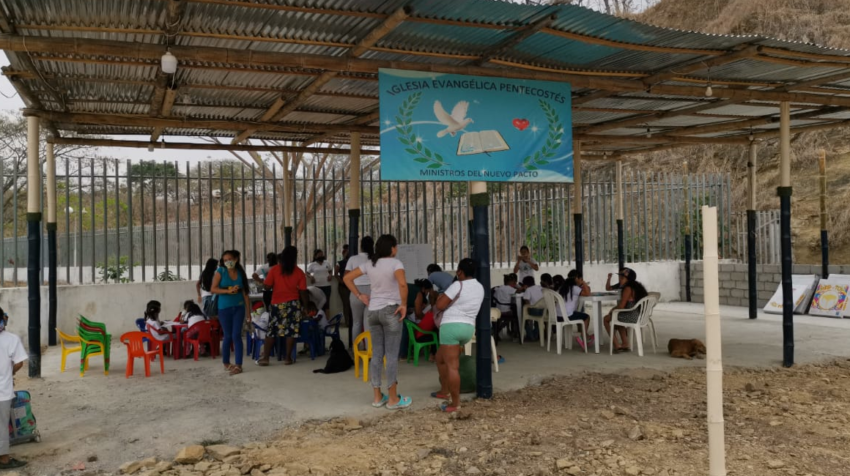 Una improvisada escuela en Ciudad de Dios, junto al colegio réplica Simón Bolívar, en el norte de Guayaquil el pasado 10 de septiembre de 2020.