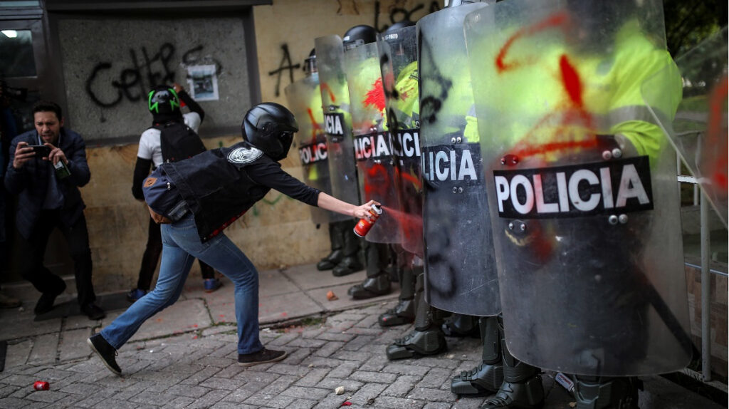 Colombia vive una segunda jornada de violentas protestas