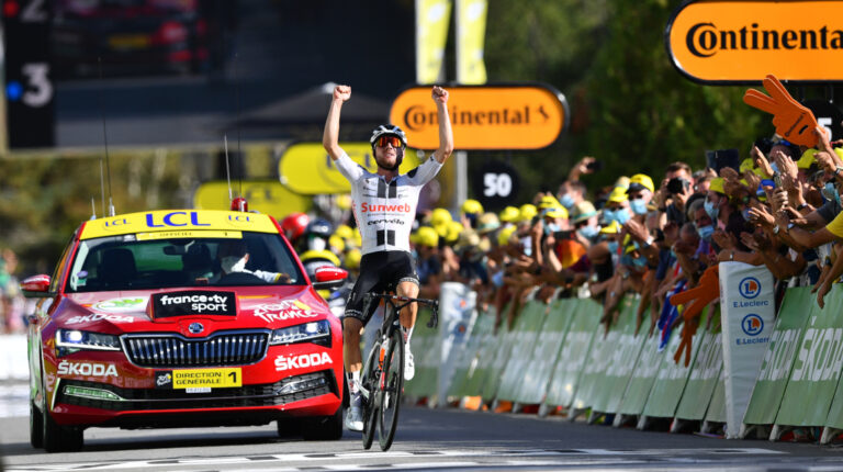 El suizo Marc Hirschi celebra su triunfo en la Etapa 12 del Tour de Francia.