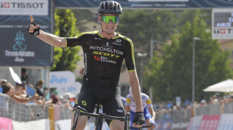 Lucas Hamilton celebra su triunfo en la tercera etapa de la Tirreno-Adriático.