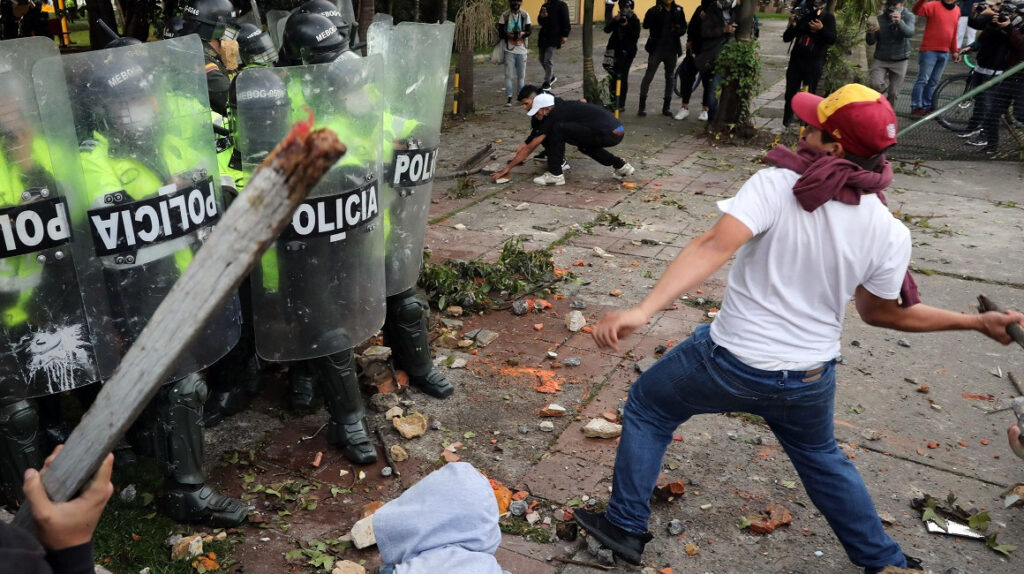 Siete muertos y más de 140 heridos tras protestas contra la Policía de Bogotá