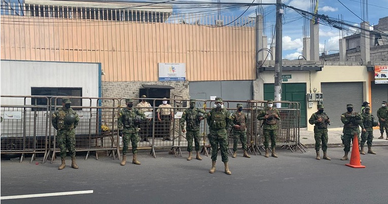 Un contingente militar se ubicó afuera del Centro de Rehabilitación Social de Quito, el 17 de agosto de 2020.