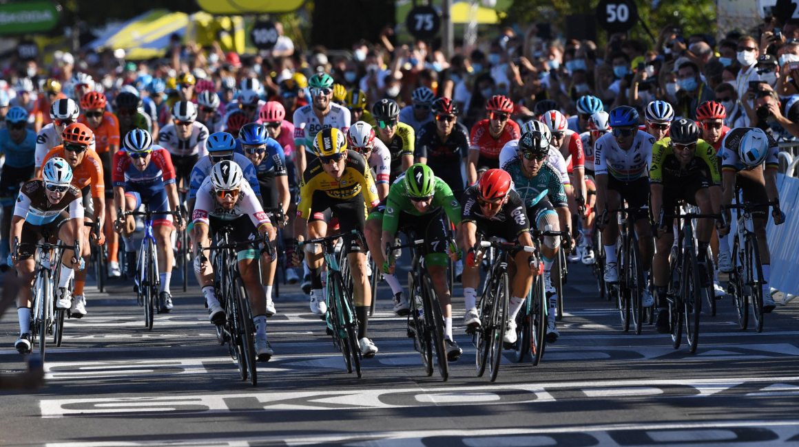 El australiano Caleb Ewan se lleva la Etapa 11 del Tour de Francia por pocos milímetros.