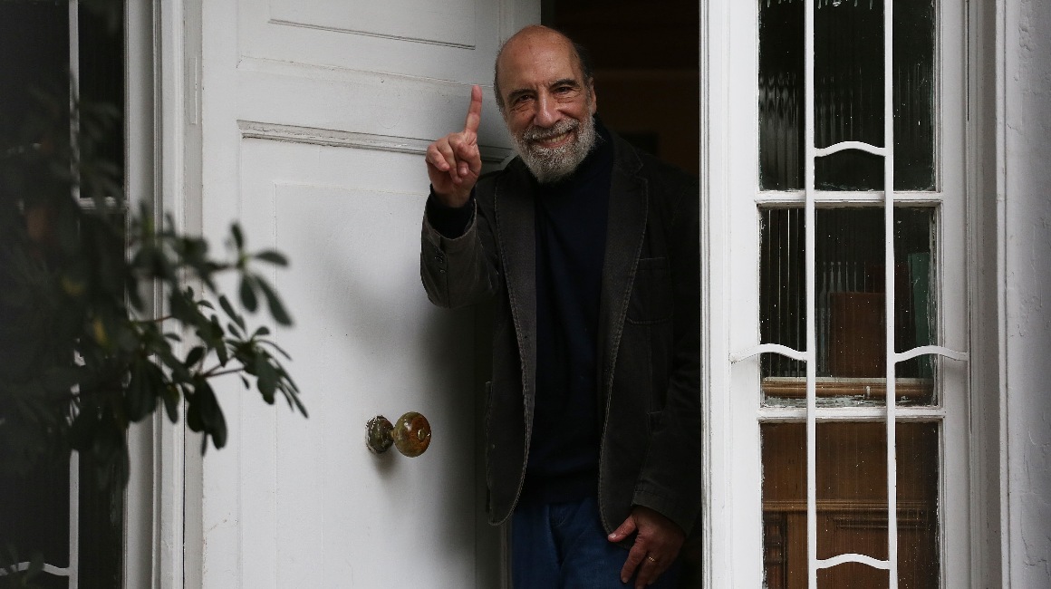 El poeta chileno Raúl Zurita saluda desde la puerta de su casa el martes 8 de septiembre 2020, después de haber sido galardonado con el XXIX Premio Reina Sofía de Poesía Iberoamericana.
