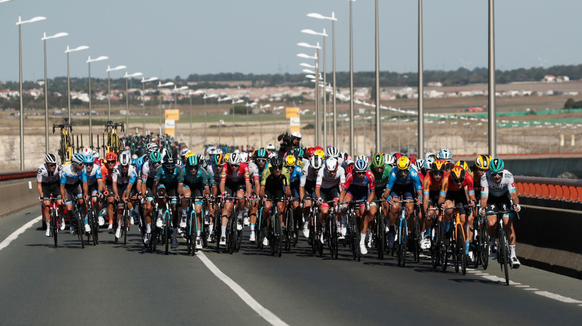 El pelotón superó los 45 kms / hora de promedio de velocidad en la Etapa 10 del Tour de Francia, el martes 8 de septiembre de 2020.
