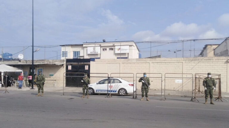 Fachada del Centro de Detención de Machala, custodiado por militares, el 8 de septiembre de 2020.