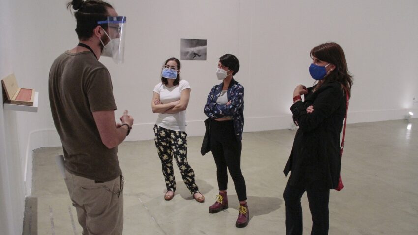 Un momento de la visita, el pasado 29 de agosto, al Centro de Arte Contemporáneo, a la muestra de Manuela Ribadeneira.