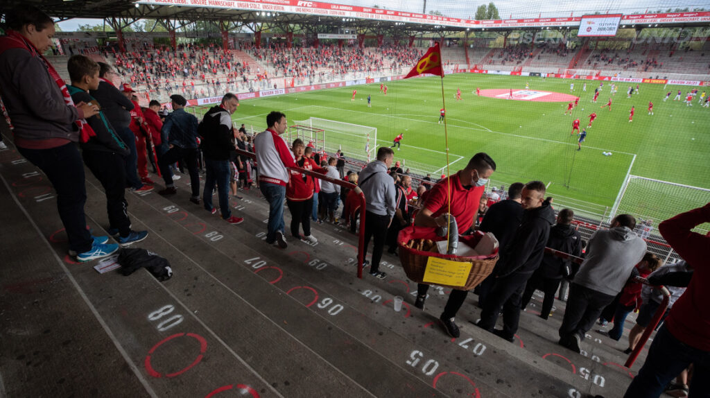 4.500 hinchas asistieron a un partido de fútbol amistoso en Berlín