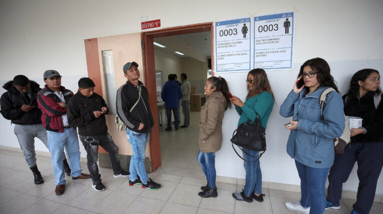Ciudadanos ecuatorianos esperan para sufragar en las elecciones seccionales del 24 de marzo de 2019.