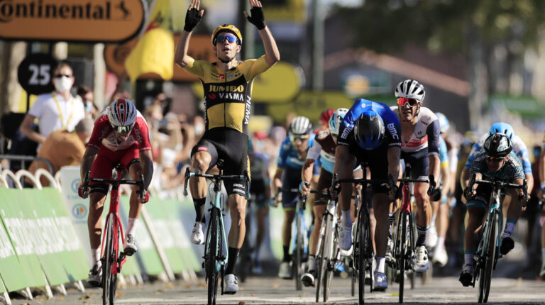 Wout Van Aert levanta las manos y celebra el triunfo en la Etapa 7 del Tour de Francia, el viernes 4 de septiembre de 2020.