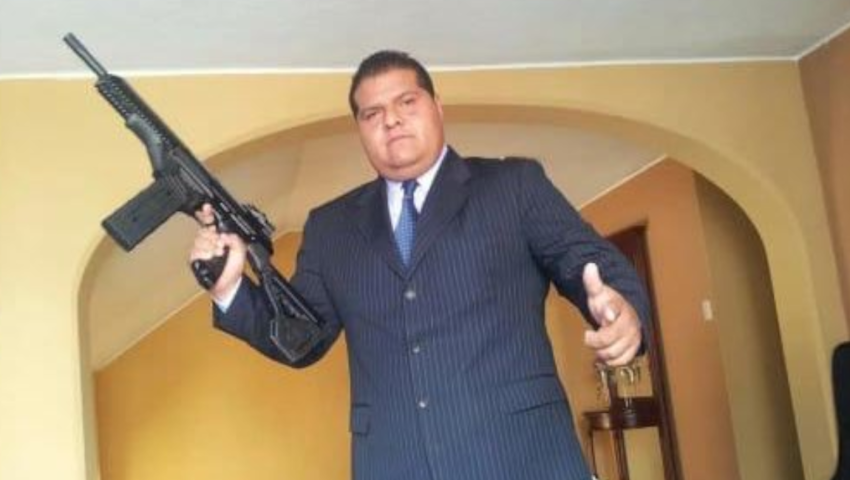 Imagen de Salcedo con un rifle de asalto.