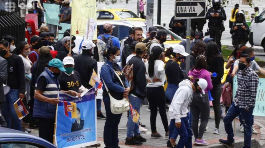 Simpatizantes del correísmo se apostaron en los exteriores de la Corte Nacional, antes de la audiencia de casación del caso Sobornos, el 3 de septiembre de 2020.