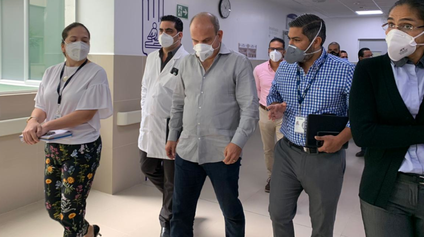 El director provincial del IESS en Guayas, Ricardo Ron (centro), el pasado 7 de agosto de 2020.