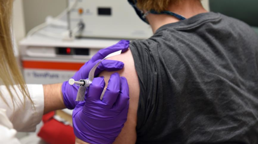 Voluntario en el ensayo de vacuna contra Covid-19 sufre mielitis transversa