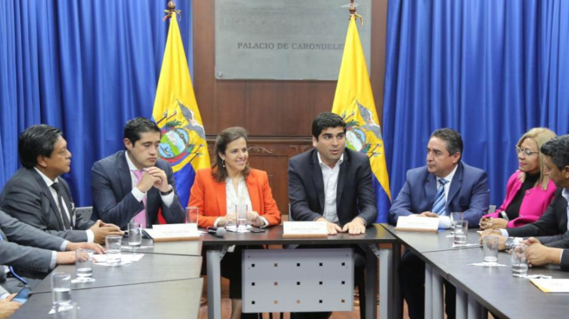 El 8 de diciembre de 2019, junto con el entonces vicepresidente Otto Sonnenholzner, Romo y Martínez se reunieron con las autoridades locales del país para hablar sobre las deudas del gobierno.