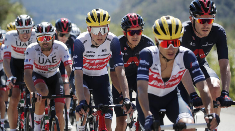 Richard Carapaz, en el pelotón de la Etapa 4 del Tour de Francia, el martes 1 de septiembre de 2020.