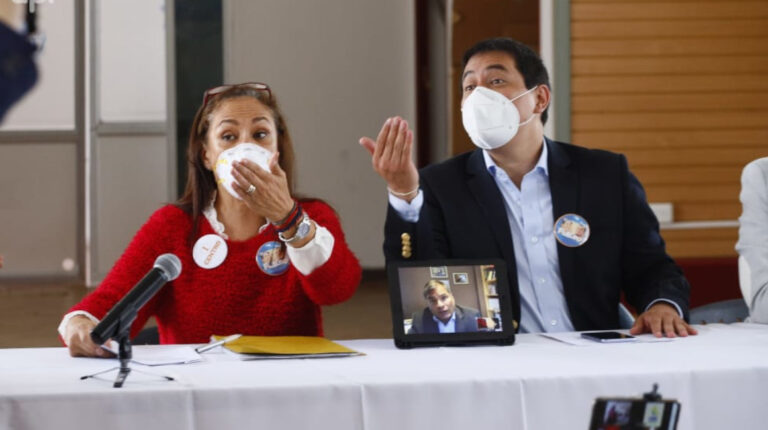 Pierina Correa y Andrés Arauz llevaron a Rafael Correa en un iPad al CNE para que acepte su candidatura a Vicepresidente de la República, en Quito, el 1 de septiembre de 2020.