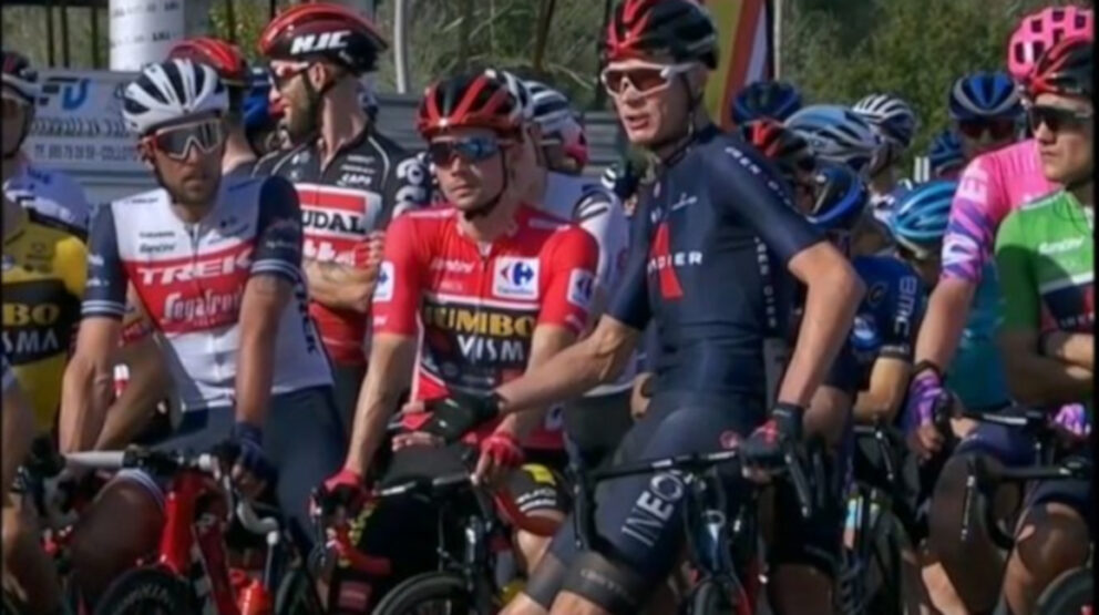 Chris Froome, del Ineos Grenadiers, liderando la protesta en el incio de la Etapa 10 de la Vuelta a España. el 31 de octubre de 2020.