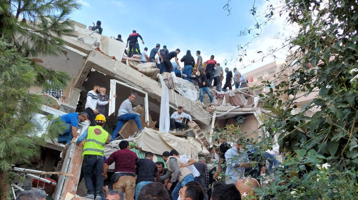 Búsqueda de sobrevivientes en un edificio derrumbado. 30 de octubre de 2020.