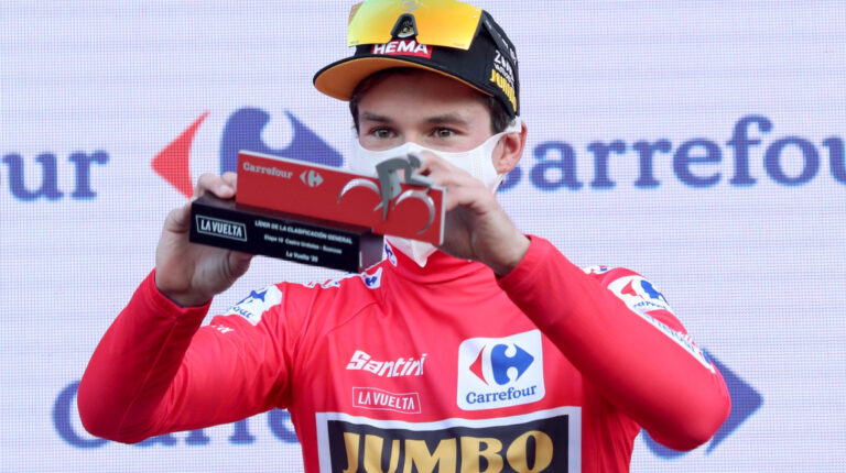Primoz Roglic con el maillot rojo como nuevo líder de la Vuelta a España, después de ganar la décima etapa, el viernes 30 de octubre de 2020.