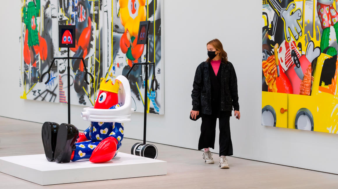 Una mujer visita presencialmente la exposición de arte de Philip Colbert en Saatchi Gallery, en Londres, el 28 de octubre de 2020.