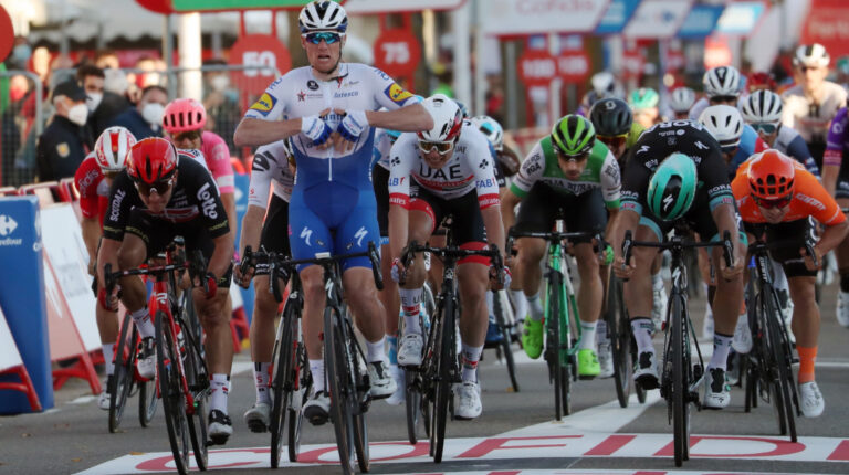 Sam Bennett celebra el triunfo, pero fue descalificado por cabecear a sus rivales. Pascal Ackermann es el ganador de la Etapa 9 de la Vuelta a España, el jueves 29 de octubre de 2020.