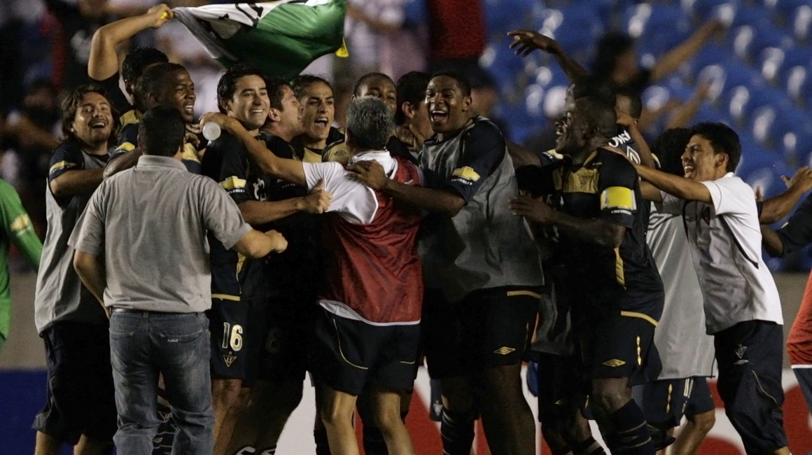 Los jugadores de Liga de Quito festejan el título de la Copa Sudamericana, el 3 de diciembre de 2009, en el estadio Maracaná, después de vencer a Fluminense.