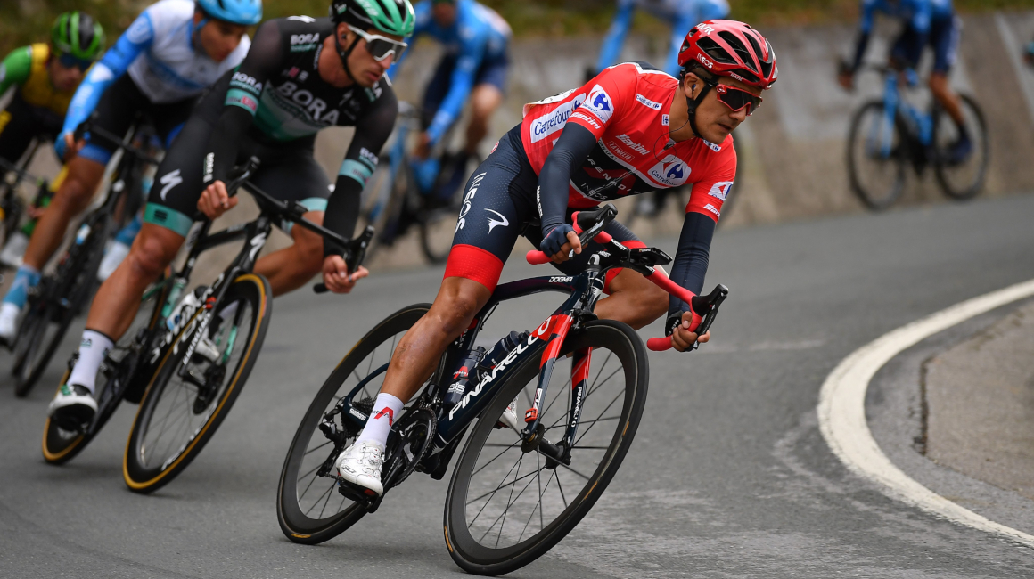 Richard Carapaz vestido de rojo, como líder de la Vuelta a España, durante la Etapa 7, el martes 27 de octubre de 2020.
