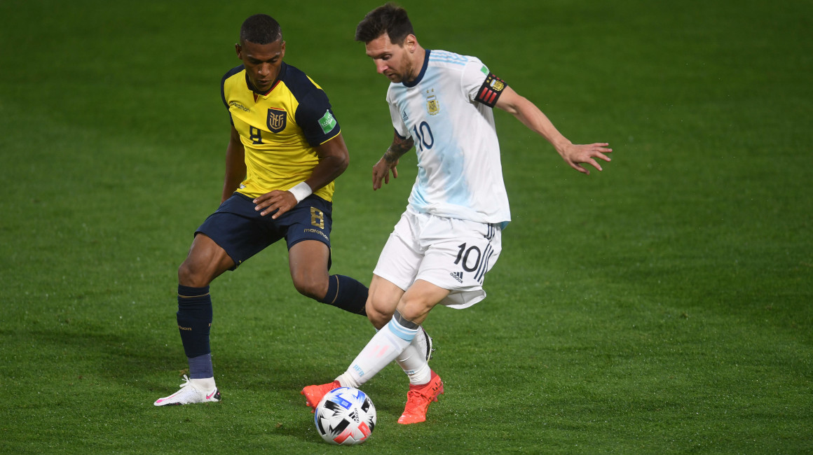 Lionel Messi y Carlos Gruezo disputan un balón durante las Eliminatorias al Mundial de Qatar, el 8 de octubre de 2020.