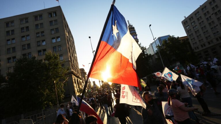 Personas adherentes a la opción "Apruebo" del próximo plebiscito en Chile se manifiestan durante un banderazo de cierre de campaña, el 22 de octubre pasado, en Santiago (Chile).