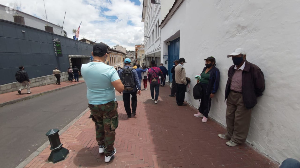 Ciudadanos circulan por el centro de Quito, el 21 de octubre de 2020.