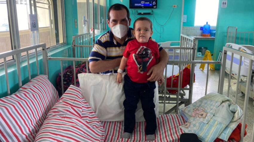 Santiago de 8 años, y su padre en el Hospital Icaza Bustamente, en Guayaquil, donde permaneció internado una semana para el control del medicamento que lo ayudará a crecer. 12 de octubre de 2020. 
