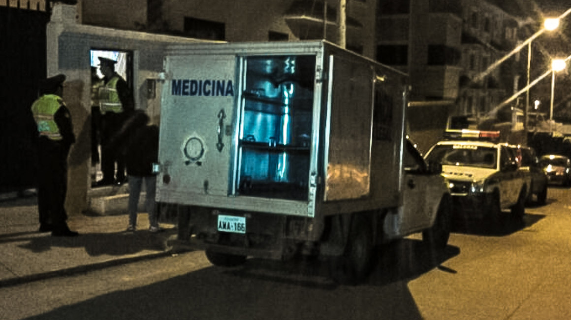 Imagen referencial del equipo de medicina legal de la Policía Nacional tomando el procedimiento de un asesinato.