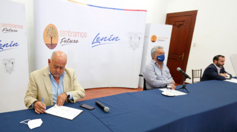 El ministro de Finanzas, Mauricio Pozo, el presidente Lenín Moreno (centro) y el titular del directorio del IESS, Jorge Wated, firmaron un convenio del pago de los aportes del Estado a la Seguridad Social, en Guayaquil, el 23 de octubre de 2020.