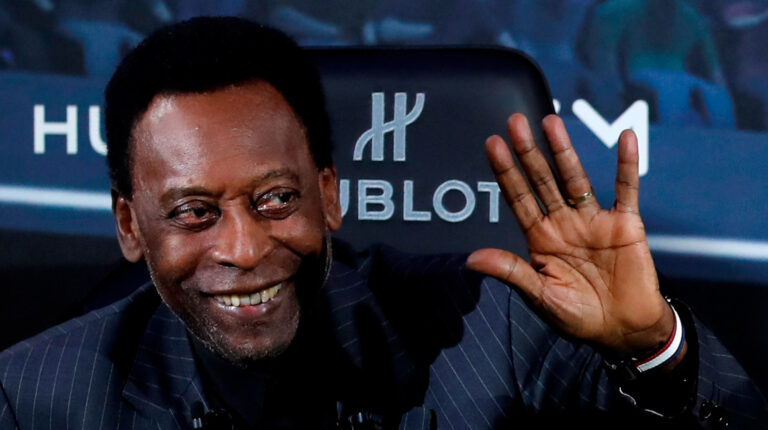 El exfutbolista brasileño Pelé asiste a una conferencia de prensa en un evento comercial en París, Francia, 02 de abril de 2019.