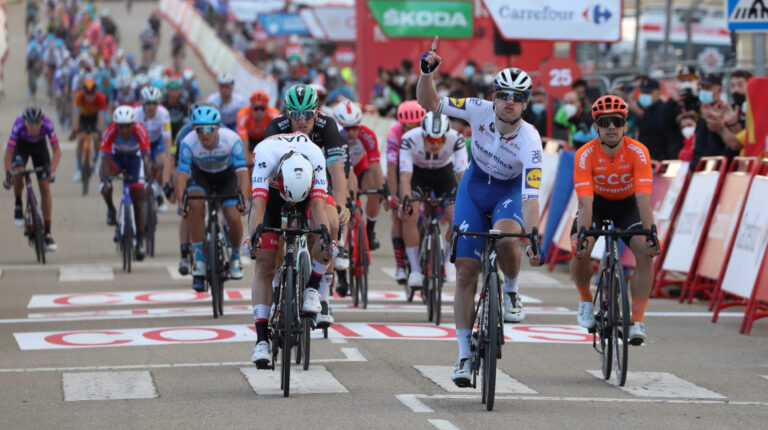 Sam Bennett celebra su primer triunfo en la Vuelta España. Se llevó la Etapa 4, el viernes 23 de octubre de 2020.