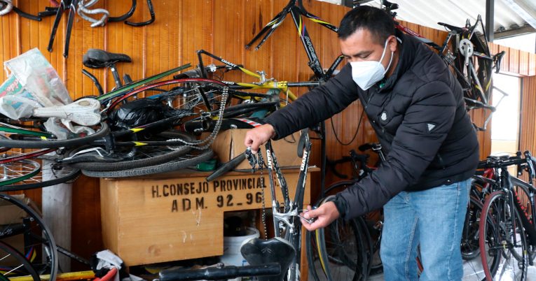 Edison Huera, exciclista y gregario de Franco Rodríguez, ahora entrenador y mecánico de la escuela de ciclismo El Playón.