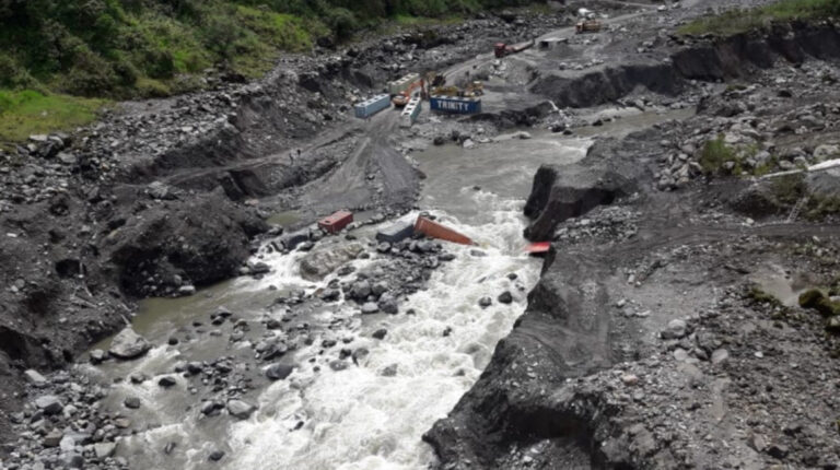 Una vista panorámica de los daños que provocó la fuerza del río Coca a las obras para ralentizar la erosión regresiva, el 21 de octubre de 2020.