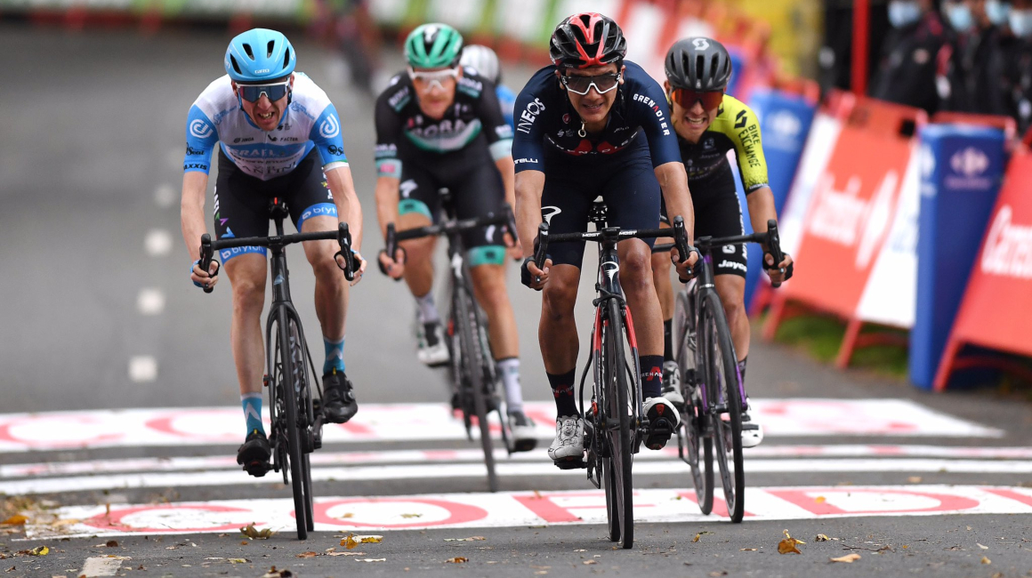 Richard Carapaz cruza la meta en segundo lugar en la Etapa 1 de la Vuelta a España, el martes 20 de octubre de 2020.