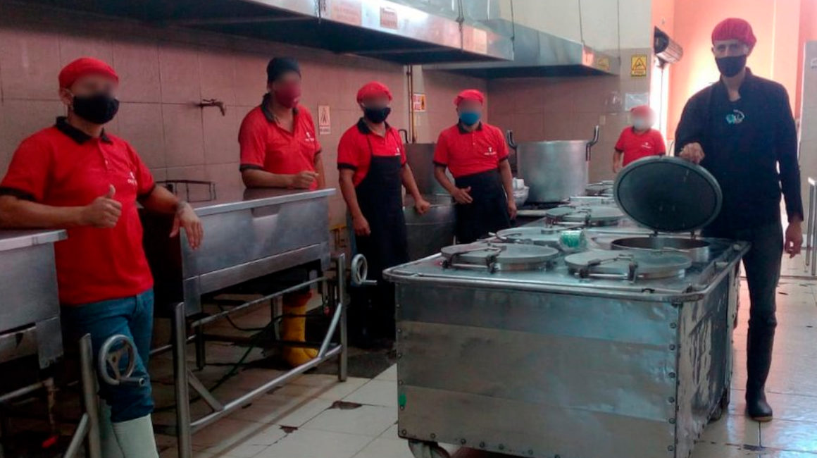 Nueve presos trabajan en la cocina de la Cárcel de Sucumbíos, junto a la empresa encargada de dar el servicio.